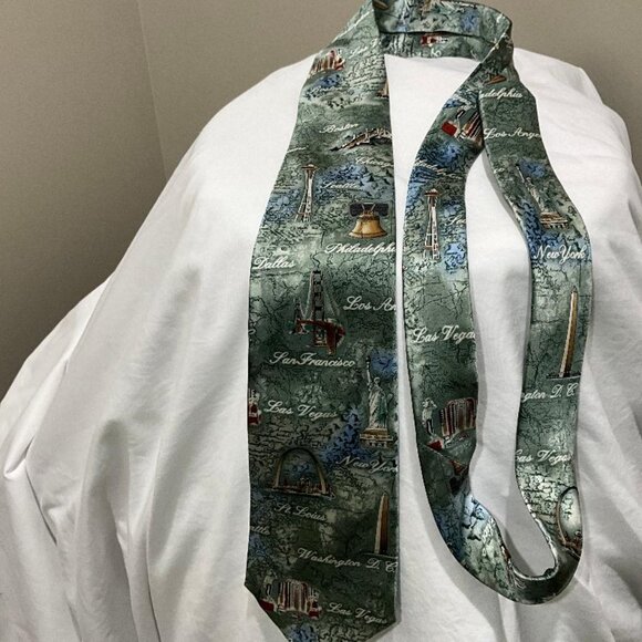 Perfect Tie for travel-fan guy with cities & landmarks design NWT 100% silk tie - Picture 8 of 8